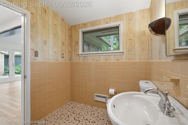 4190 Valley Forge Road, Bloomfield Hills, MI 48301