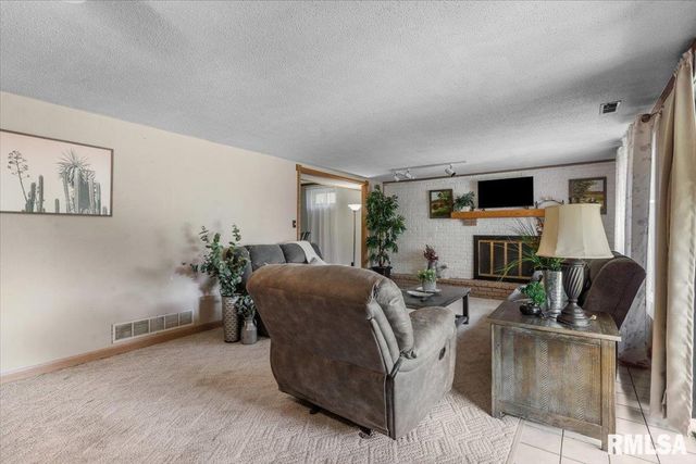 5260 RIVER VIEW Road, Riverton, IL 62561