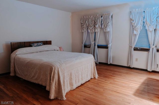 4 Hickory Ln, Readington Twp., NJ 08889