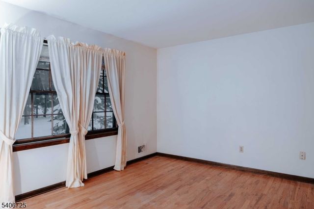 4 Hickory Ln, Readington Twp., NJ 08889