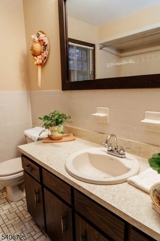 4 Hickory Ln, Readington Twp., NJ 08889