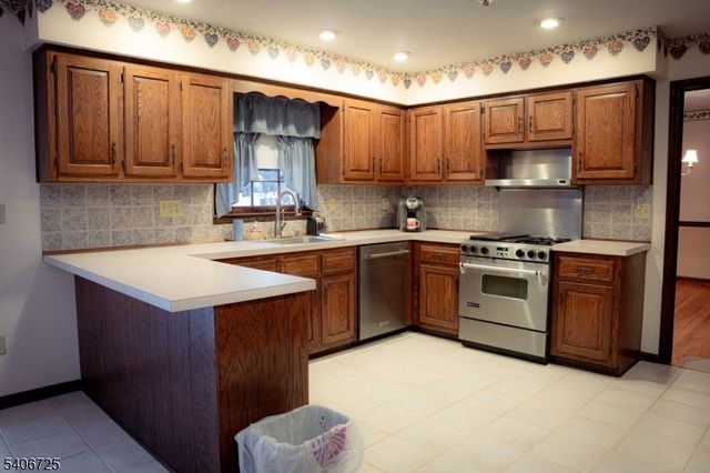 4 Hickory Ln, Readington Twp., NJ 08889