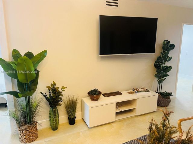 5225 Collins Ave 914, Miami Beach, FL 33140