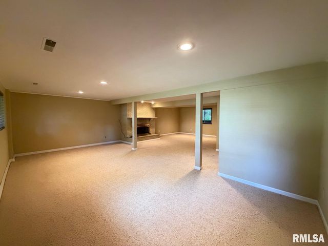 4804 W KNOBOAK Drive, Peoria, IL 61615