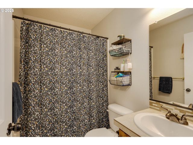 1026 E 15TH St, Lafayette, OR 97127