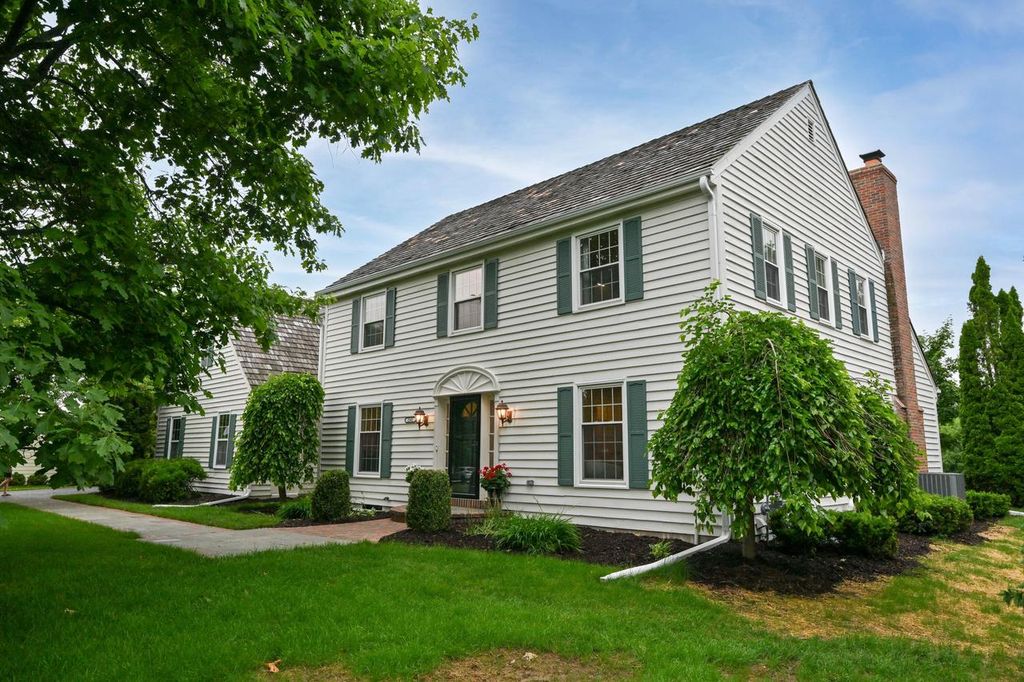 2502 W Norway DRIVE, Mequon, WI 53092