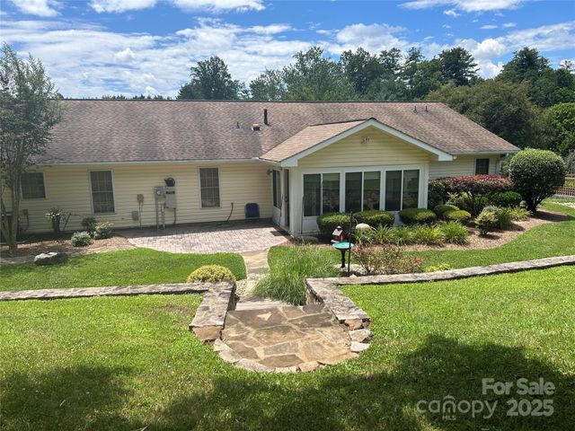 32 Stone House Road, Hendersonville, NC 28739