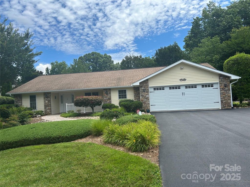32 Stone House Road, Hendersonville, NC 28739