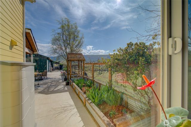 31 Blue Skies Lane, Cathlamet, WA 98612