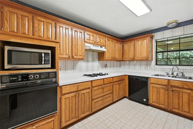 4111 Blossom Trail, Arlington, TX 76016