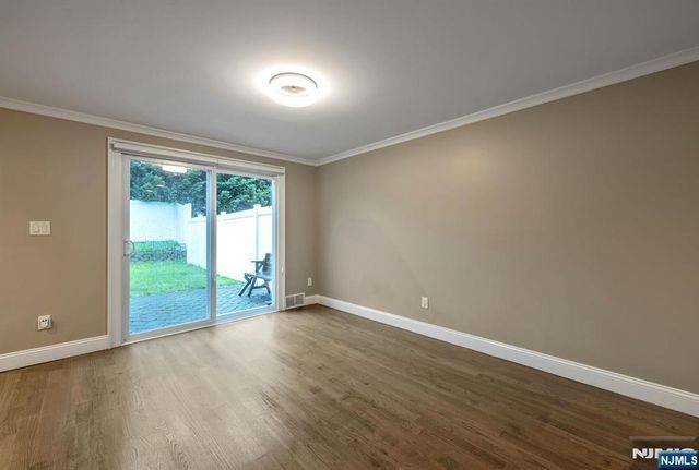 8 Macbeth B, Waldwick, NJ 07463