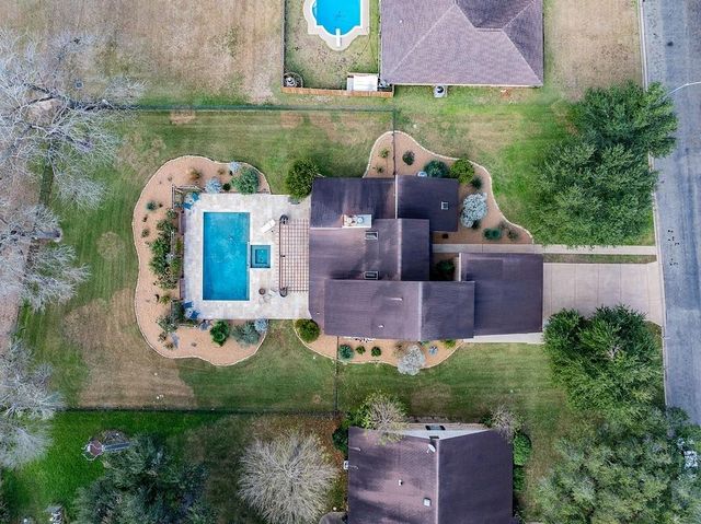 640 S College Street, La Grange, TX 78945