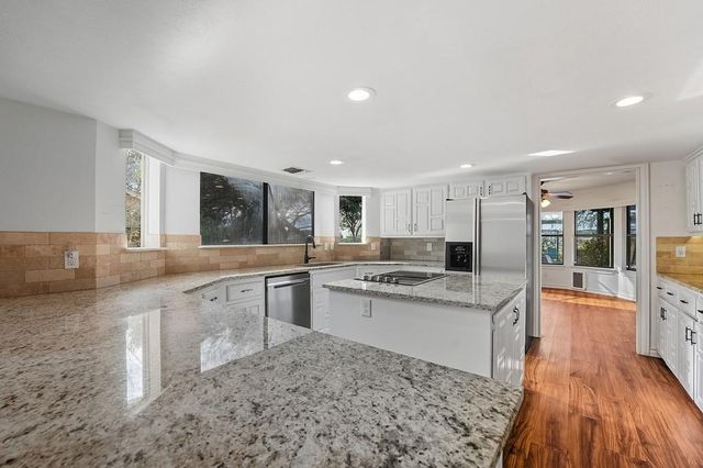 640 S College Street, La Grange, TX 78945