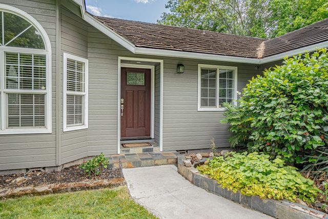 609 Crystal Drive, Eagle Point, OR 97524