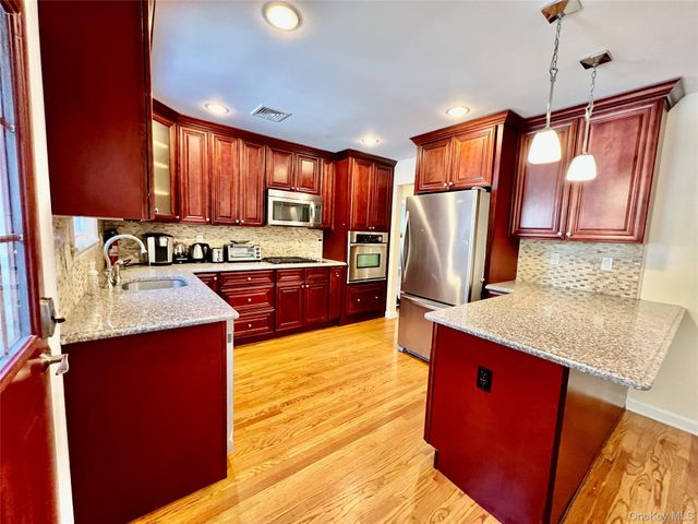 31 Edward Street, Lynbrook, NY 11563