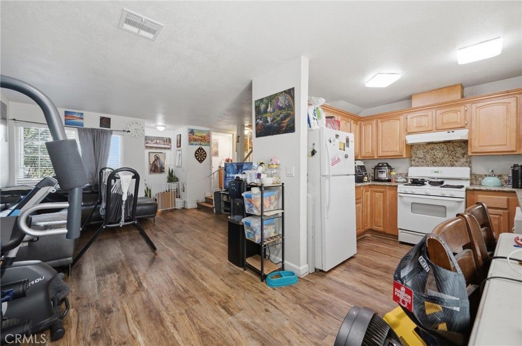 Image 3 of property listing at 13750 Hubbard Street 57, Sylmar, CA 91342