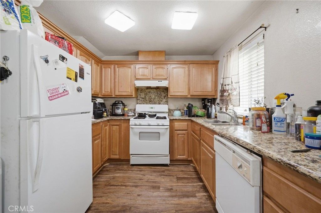 Image 7 of property listing at 13750 Hubbard Street 57, Sylmar, CA 91342