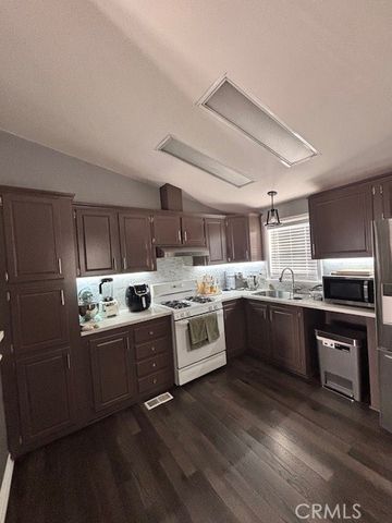 7560 Woodman 75, Van Nuys, CA 91405