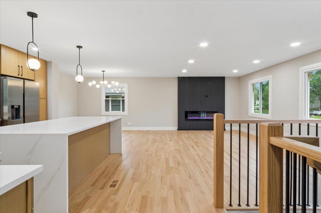 1075 Lancaster Court, Hoffman Estates, IL 60169 — photo 2