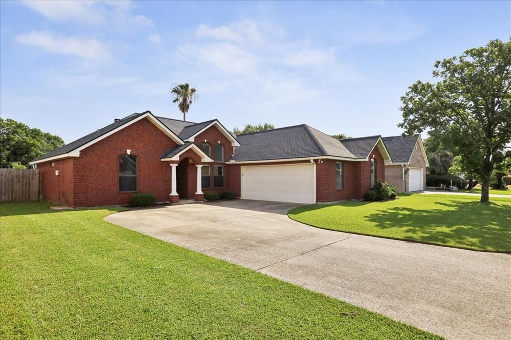 505 Shannons Way, Bridge City, TX 77611