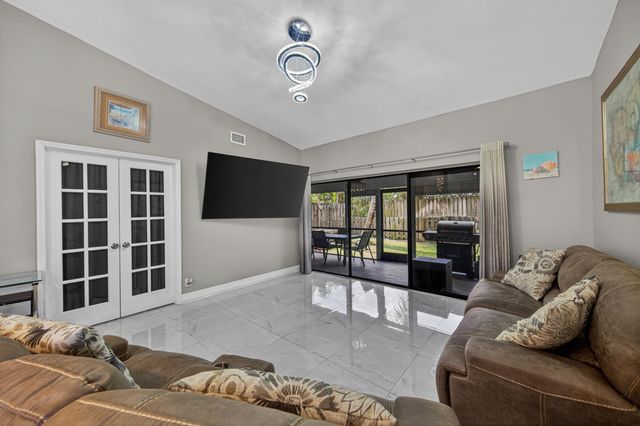1036 E Lakes Drive, Pompano Beach, FL 33064