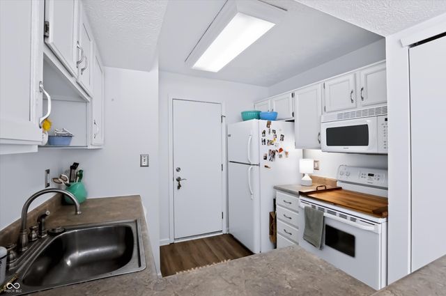 7725 Harbour Isle, Indianapolis, IN 46240