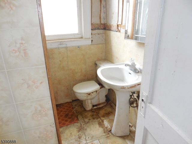 488 E 25th St, Paterson City, NJ 07514