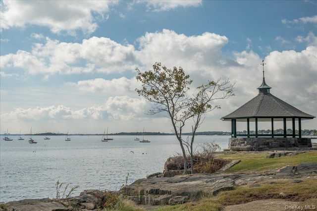 31 Howell Avenue, Larchmont, NY 10538