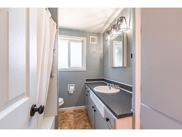 2410 GILHAM Rd, Eugene, OR 97408