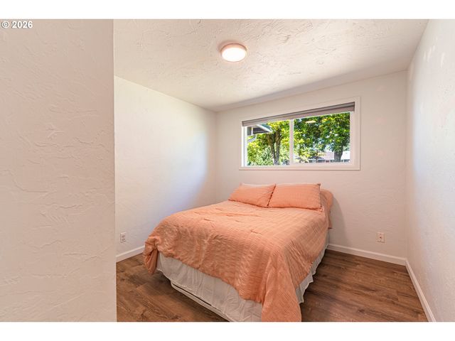 2410 GILHAM Rd, Eugene, OR 97408