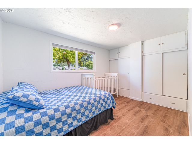 2410 GILHAM Rd, Eugene, OR 97408