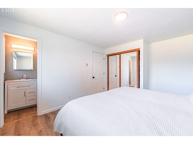 2410 GILHAM Rd, Eugene, OR 97408