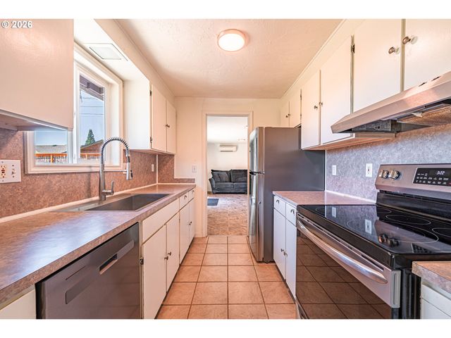 2410 GILHAM Rd, Eugene, OR 97408