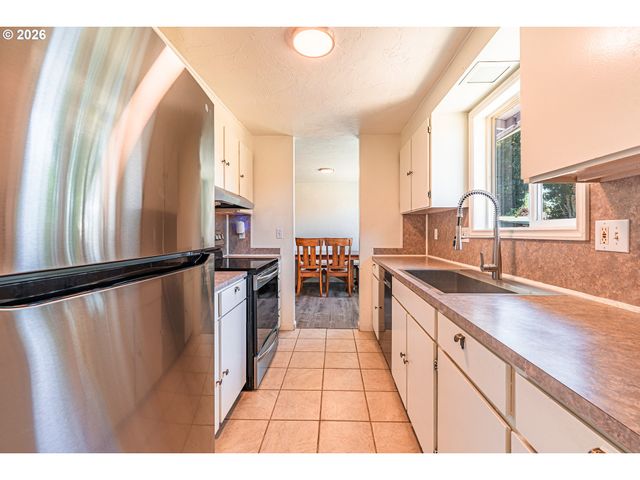 2410 GILHAM Rd, Eugene, OR 97408