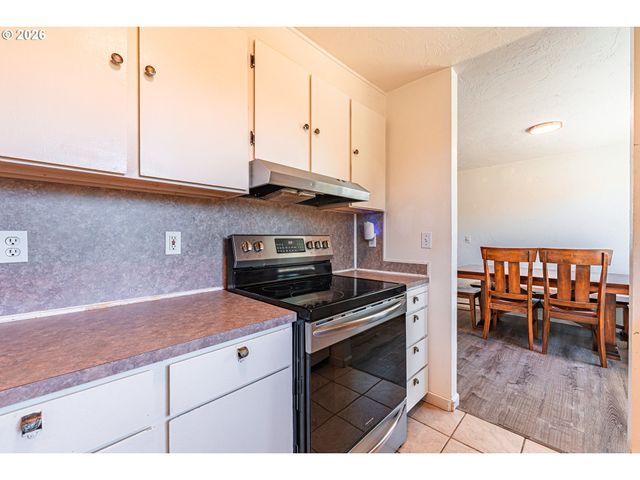 2410 GILHAM Rd, Eugene, OR 97408