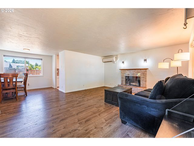2410 GILHAM Rd, Eugene, OR 97408