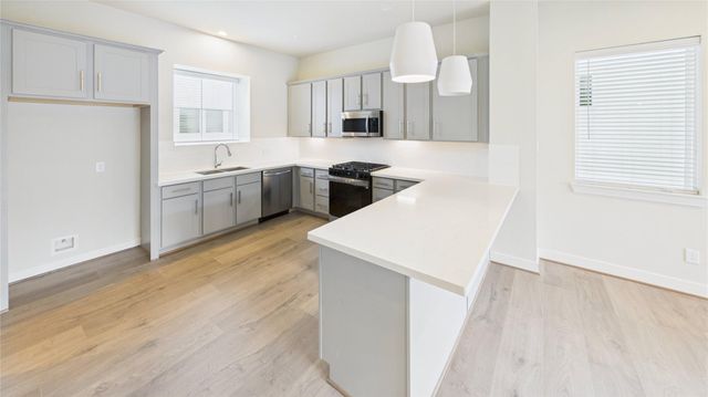 137 Eastwood Street, Houston, TX 77011