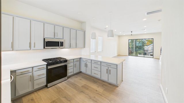 137 Eastwood Street, Houston, TX 77011