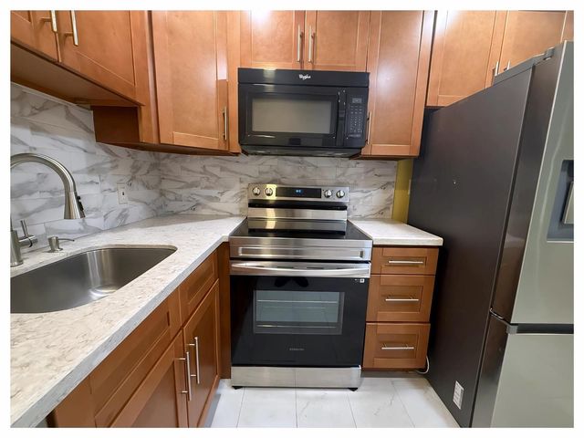 3071 NW 47th Terrace 319, Lauderdale Lakes, FL 33313