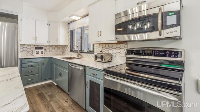 1400 W B Street, Iron Mountain, MI 49801