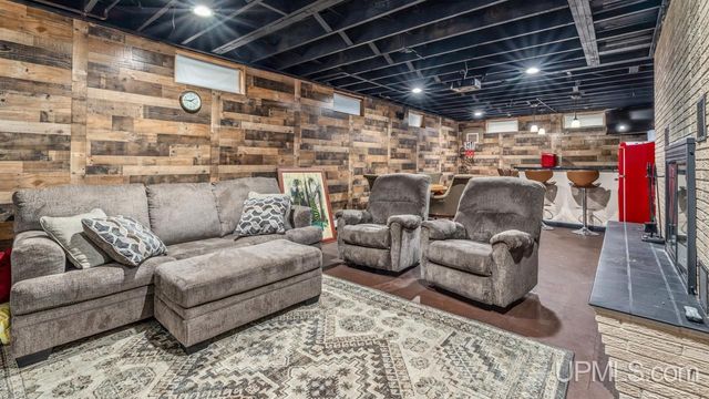 1400 W B Street, Iron Mountain, MI 49801