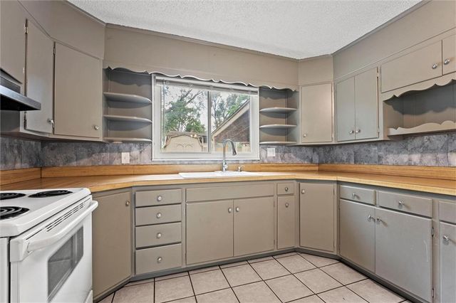701 W 24th Street, Independence, MO 64055