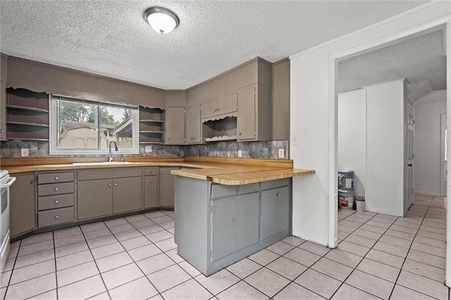 701 W 24th Street, Independence, MO 64055