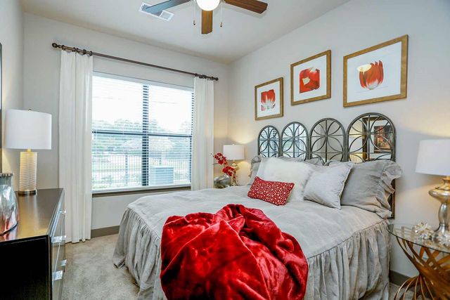 2033 S Gessner Road 4411, Houston, TX 77063