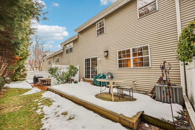 3 Springwood Lane, Huntington, NY 11743