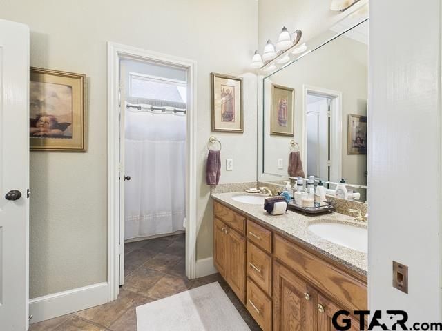 704 Park Place Dr, Athens, TX 75751