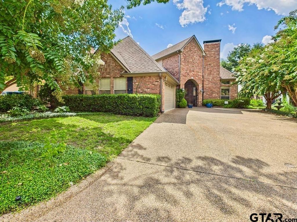 704 Park Place Dr, Athens, TX 75751