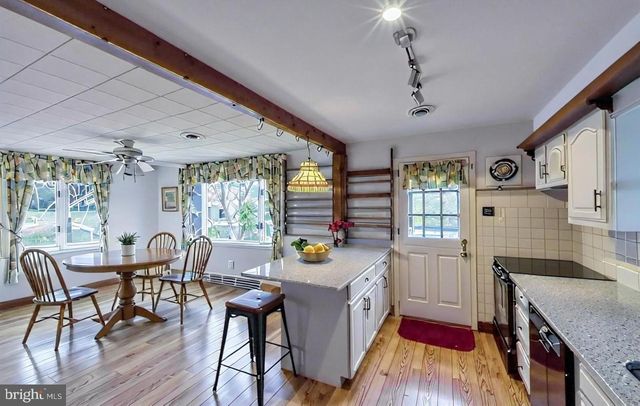 929 N MANOR RD, Honey Brook, PA 19344