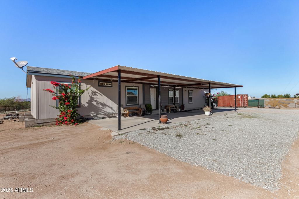 Image 5 of property listing at 20514 W NARRAMORE Road, Buckeye, AZ 85326
