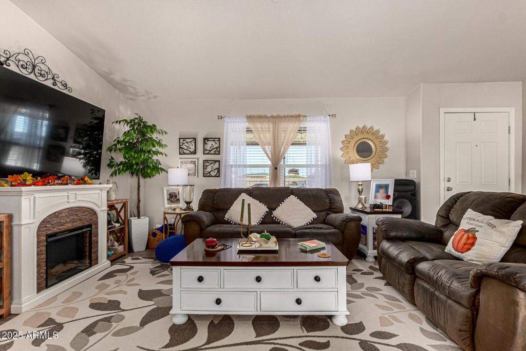Image 7 of property listing at 20514 W NARRAMORE Road, Buckeye, AZ 85326